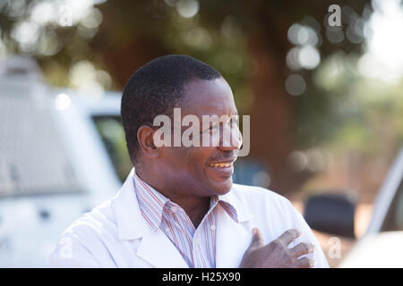 Hôpital Ribaue, Ribaue, province de Nampula, Mozambique, Août 2015 : Ophthamologist Vilanculo Dr Anselmo. Photo de Mike Goldwater Banque D'Images