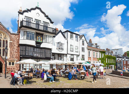 Les touristes assis dehors Mols coffee house cafe Cathedral Close Devon England UK GB EU Europe Banque D'Images