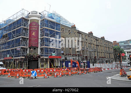 Le réaménagement de la propriété à l'abandon le cheval volant pub et appartements boutiques sur Sun Street dans le centre de Londres EC2A, UK KATHY DEWITT Banque D'Images