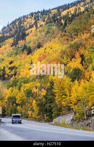 Chariot sur USA l'autoroute 50 et feuillage d'automne près de Monarch Pass ; le centre du Colorado, USA Banque D'Images