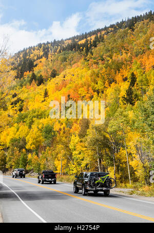 Les camions sur l'autoroute 50 USA & feuillage d'automne près de Monarch Pass ; le centre du Colorado, USA Banque D'Images