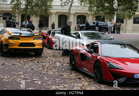 Une Chevrolet Camaro (à gauche en jaune), l'Aston Martin DB11 (centre en argent) et une McLaren (à droite en rouge) Voiture de sport pendant le tournage du film Transformers 3 : Le dernier chevalier, sur le Mall à Londres. Banque D'Images