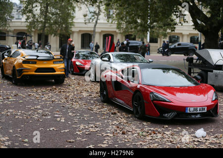 Une Chevrolet Camaro (à gauche en jaune), l'Aston Martin DB11 (centre en argent) et une McLaren (à droite en rouge) Voiture de sport pendant le tournage du film Transformers 3 : Le dernier chevalier, sur le Mall à Londres. Banque D'Images