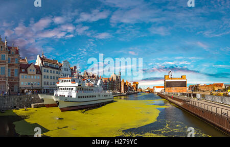 La rivière avec la caractéristique de la promenade de Gdansk, Pologne. Banque D'Images