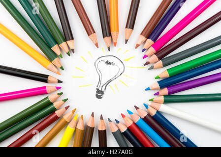Crayons de couleur en accord avec l'ampoule d'éclairage du cercle comme Idée Concept Banque D'Images