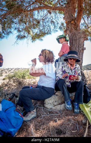 Randonneurs à pied dans la région du Karpas de Chypre du nord Banque D'Images