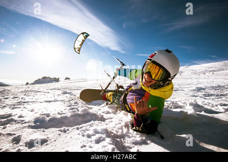 Snowboarder skydives sur fond de ciel bleu neige montagnes Banque D'Images