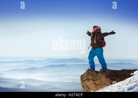 Snowboarder posant sur fond de ciel bleu ski montagne Banque D'Images