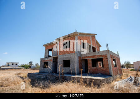 Les bâtiments à moitié terminé abandonnées dans la région nord de Chypre du nord Banque D'Images