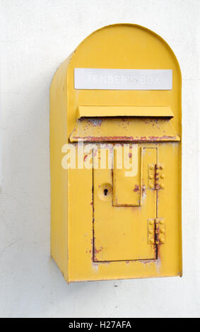 Old Post box métal jaune monté sur un mur et marqués 'offres' Banque D'Images