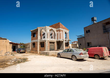 Les bâtiments à moitié terminé abandonnées dans la région nord de Chypre du nord Banque D'Images