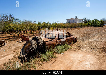 Voiture abandonnée dans un champ dans le nord de Chypre Banque D'Images