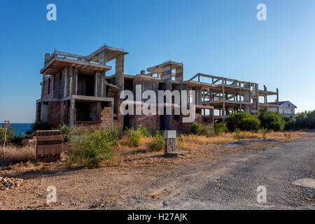 Semi-finis abandonnés bâtiments de l'hôtel sur le front de mer de Bogaz en Chypre du nord Banque D'Images