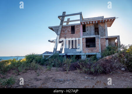 Semi-finis abandonnés bâtiments de l'hôtel sur le front de mer de Bogaz en Chypre du nord Banque D'Images