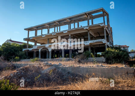 Semi-finis abandonnés bâtiments de l'hôtel sur le front de mer de Bogaz en Chypre du nord Banque D'Images