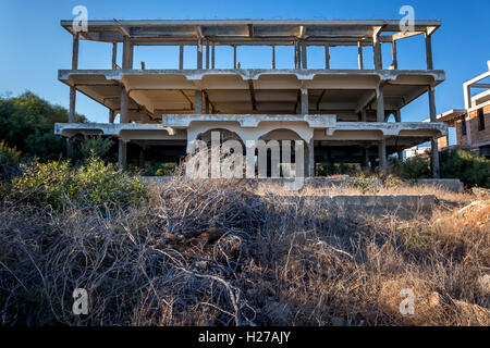 Semi-finis abandonnés bâtiments de l'hôtel sur le front de mer de Bogaz en Chypre du nord Banque D'Images