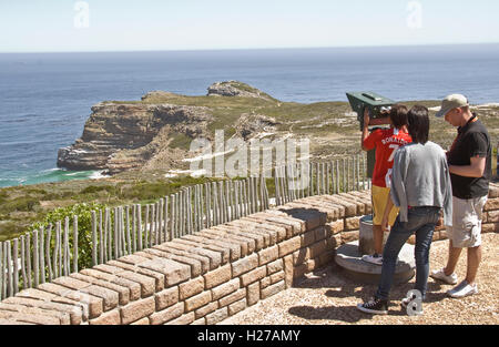 Les gens à l'aide de jumelles à Cape Point, South Africa Banque D'Images