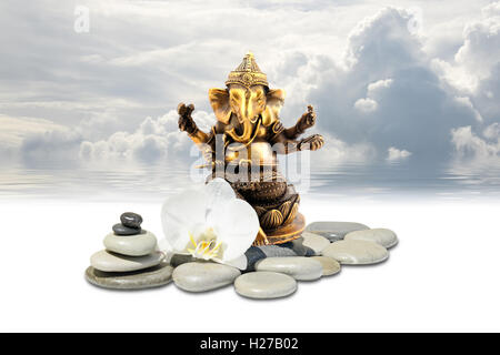 Ganesh ou Ganapati,zen stone,fleurs orchidée blanche et le ciel reflété dans l'eau Banque D'Images