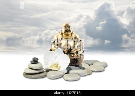 Laughing Buddha zen stone,blanc,fleurs d'orchidées et le ciel reflété dans l'eau Banque D'Images