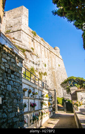 Château Doria avec le cimetière à l'avant-plan, Portovenere, province de La Spezia, Ligurie, Italie. Banque D'Images