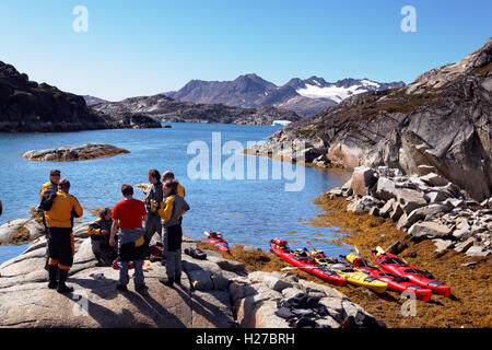 Le kayak de mer se briser sur la plage, l'île d'Ammassalik, Fjord Sammileq, dans l'Est du Groenland Banque D'Images