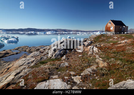 Maison Rouge en règlement de Tiniteqilaaq sur le fjord Sermilik, Est du Groenland Banque D'Images