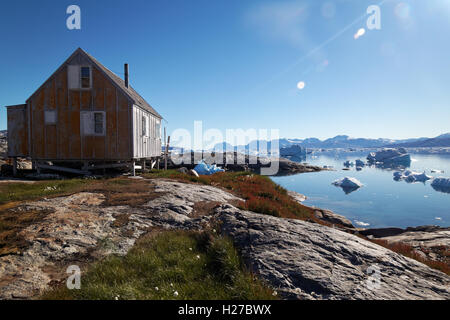 Maison Rouge en règlement de Tiniteqilaaq sur le fjord Sermilik, Est du Groenland Banque D'Images