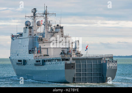 Le HNLMS Rotterdam (L800) au départ de Portsmouth, Royaume-Uni le 22 septembre 2016. Banque D'Images