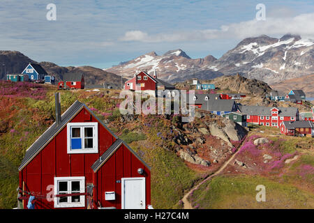 Ville de Tasiilaq sur l'île d'Ammassalik, Est du Groenland Banque D'Images