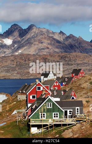 Ville de Tasiilaq sur l'île d'Ammassalik, Est du Groenland Banque D'Images