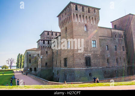 Castello San Giorgio (Château de Saint Georges), Mantoue (Mantova), Lombardie, Italie. La rivière Muncio est sur la gauche. Banque D'Images