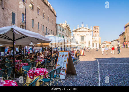 Piazza Sordello avec la Cathédrale de San Pietro (Pierre), Mantoue (Mantova), Lombardie, Italie Banque D'Images