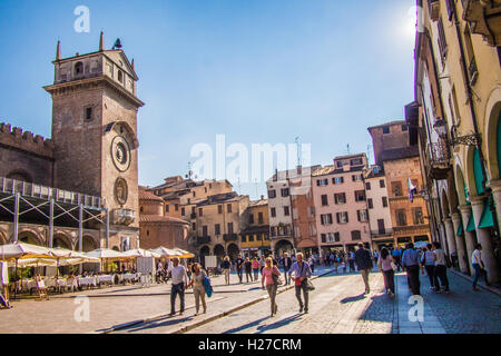 Tour de l'horloge à la Piazza delle Erbe Mantoue (Mantova), Lombardie, Italie Banque D'Images