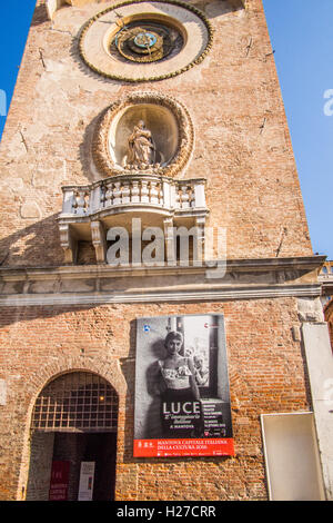 Sur l'affiche de la tour de l'horloge à la Piazza delle Erbe, Mantoue (Mantova), Lombardie, Italie Banque D'Images