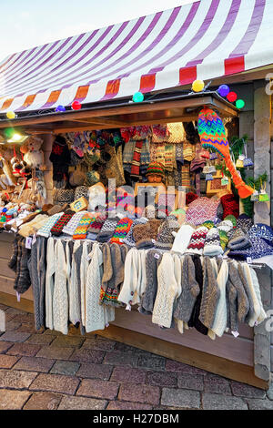 Riga, Lettonie - Décembre 25, 2015 : l'un des étals au marché de Noël à Riga, Lettonie. Le marché est plein de différents produits tels que des vêtements en laine, des souvenirs, des bonbons. Selective focus Banque D'Images