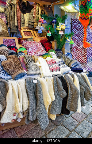 L'un des stands de vêtements de laine au Marché de Noël à Riga, Lettonie. Pendant le marché, les gens peuvent trouver différents produits de fête, des souvenirs, des bonbons, de la nourriture et des boissons traditionnelles. Selective focus Banque D'Images