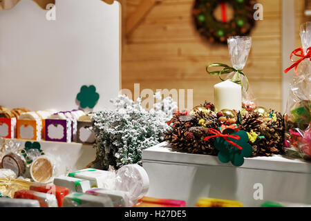 Souvenirs de fête, exposés à la vente au marché de Noël à Vilnius, Lituanie. Au marché les gens peuvent trouver différents souvenirs, d'accessoires, des marchandises, des vêtements chauds, des plats traditionnels et des boissons. Banque D'Images