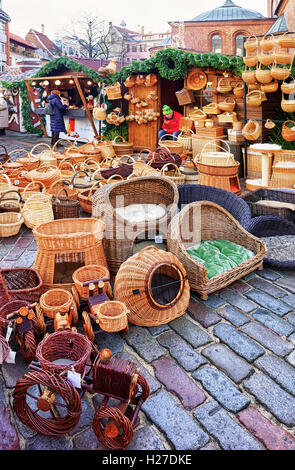 Riga, Lettonie - 25 décembre 2015 : sur l'affichage du panier de paille à vendre au Marché de Noël de la vieille ville de Riga, en Lettonie. Au marché les gens peuvent acheter des produits de fête, de souvenirs Banque D'Images