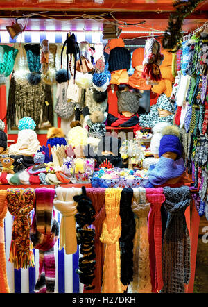 Riga, Lettonie - Décembre 24, 2015 : l'une en couleurs de ce stand au marché de Noël de Riga en Lettonie. À ce bloquer les gens peuvent acheter des vêtements chauds tels que gants, bonnets, écharpes et chaussettes. Banque D'Images