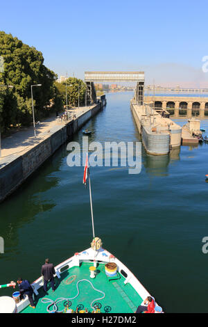 ESNA, EGYPTE - 3 février 2016 : Comment approcher le bateau dans les écluses Esna, et l'ancien barrage sur le Nil, Egypte Banque D'Images