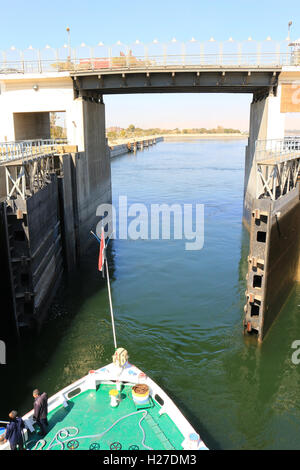 ESNA, EGYPTE - 3 février 2016 : Comment approcher le bateau dans les écluses Esna, et l'ancien barrage sur le Nil, Egypte Banque D'Images