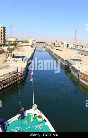 ESNA, EGYPTE - 3 février 2016 : Comment approcher le bateau dans les écluses Esna, et l'ancien barrage sur le Nil, Egypte Banque D'Images