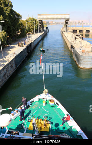 ESNA, EGYPTE - 3 février 2016 : Comment approcher le bateau dans les écluses Esna, et l'ancien barrage sur le Nil, Egypte Banque D'Images