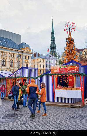 Riga, Lettonie - le 26 décembre 2015 : les gens marcher autour du marché de Noël sur la place Livu à Old Riga, Lettonie. Au marché les gens peuvent acheter différents produits de fête, de souvenirs Banque D'Images