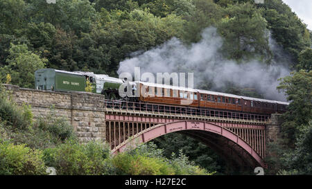 Tornado locomotive à vapeur traverse le pont Victoria sur la Severn Valley Railway dans le cadre du Pacific événement d'alimentation. Banque D'Images