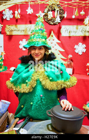 Vilnius, Lituanie - 27 décembre 2015 : femme a été vu habillé quand l'elfe au Marché de Noël de Vilnius. Marché est situé dans le centre de la ville sur la place de la cathédrale. Banque D'Images