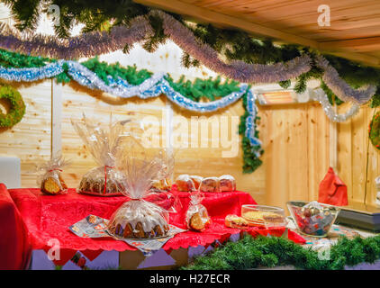 De délicieuses tartes faites maison photographiée à l'un des étals sur le marché de Noël à Vilnius, Lituanie. Pendant le marché, les gens peuvent trouver divers produits de fête, des bonbons et des souvenirs. Banque D'Images