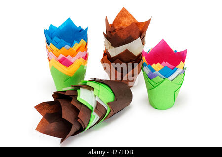 Cup Cake en papier multicolores lumineux porteurs dans une pile isolé sur fond blanc Banque D'Images