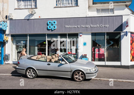 Magasin coopératif avec nouveau signe et le logo rétro des années 60 suivant changer en 2016. Banque D'Images