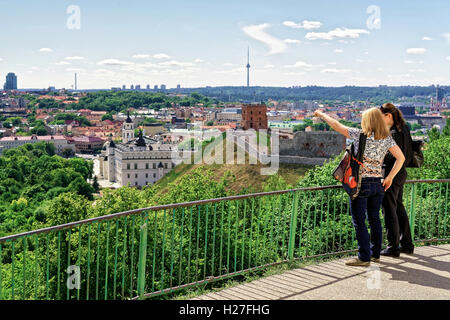 Vilnius, Lituanie - le 13 juin 2016 : les femmes l'affichage de la tour de Gediminas sur la colline et Château inférieur en bas de la colline, à Vilnius en Lituanie. La tour est également appelé Château supérieur. Banque D'Images